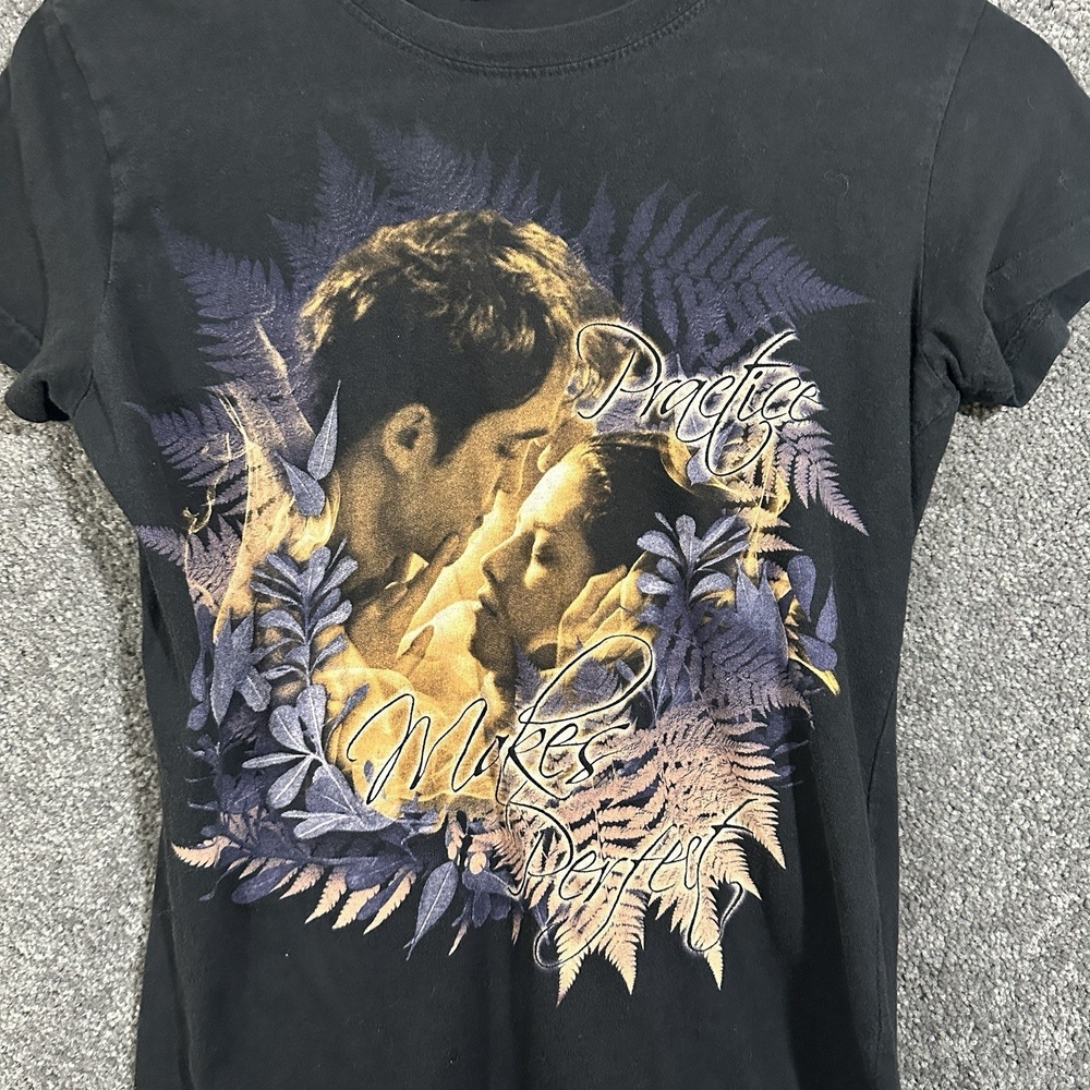 Twilight Movie T-Shirt Vtg 2011 Breaking Dawn Bella Edward Practice Perfect M